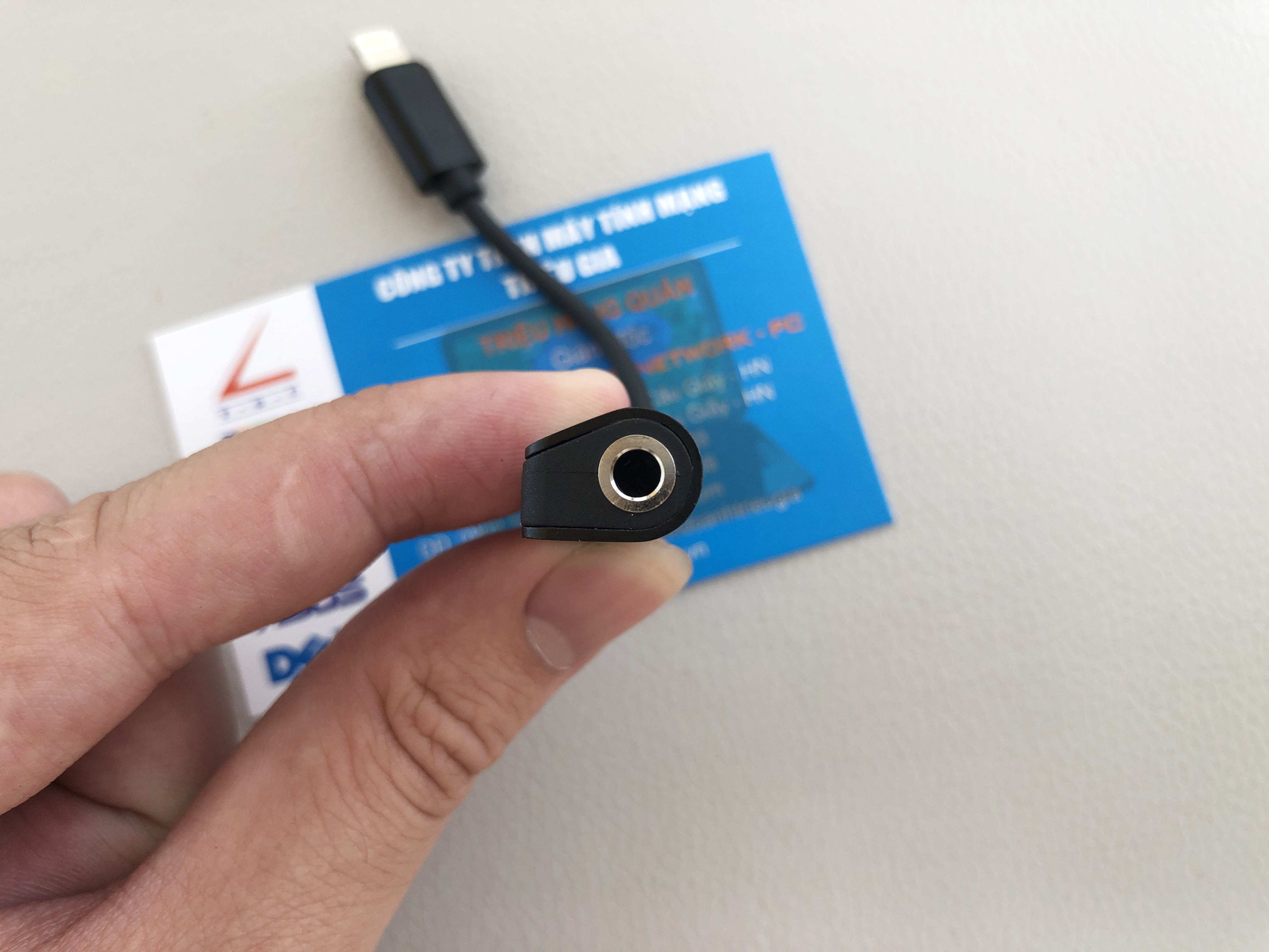 Bộ chia chuyển đổi âm thanh Baseus L32 - 2 trong 1 Lightning ra cổng tai nghe 3.5 mm và cổng sạc cho iphone