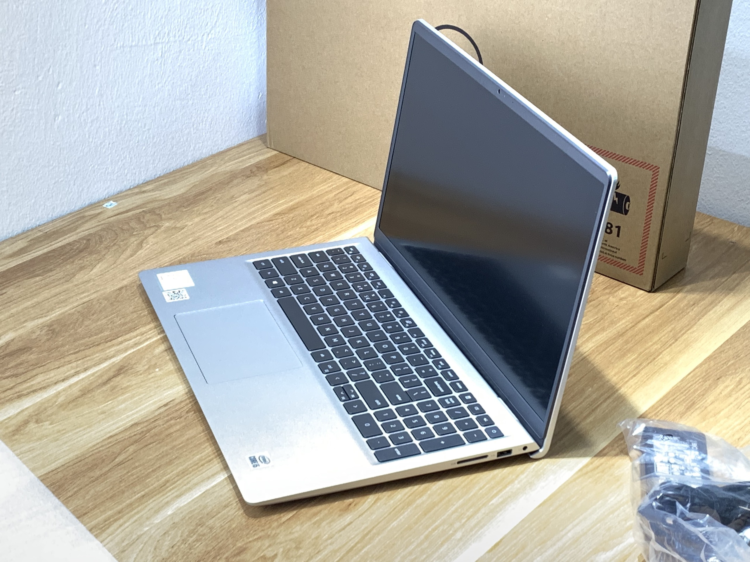 Dell Inspiron 3511 : i5-1035G1 | 8Gb | SSD 256Gb | 15.6 FullHD IPS | Likenew