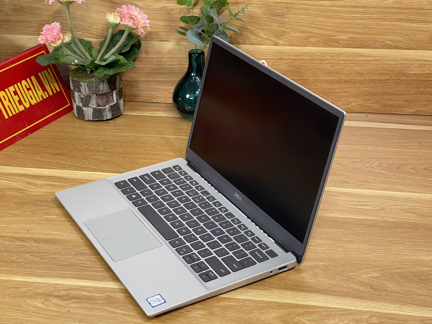 DELL Inspiron 5390: i7-8565U | 8GB | SSD 256GB | MX250 | 13.3 FHD Likenew