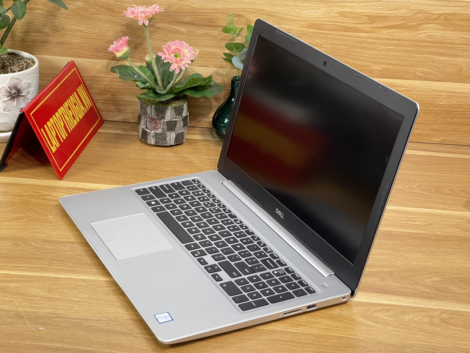 Dell inspiron 5570: i5-8265U| 8GB| 256GB| ATi 530 |15.6 FHD Máy đẹp Likenew