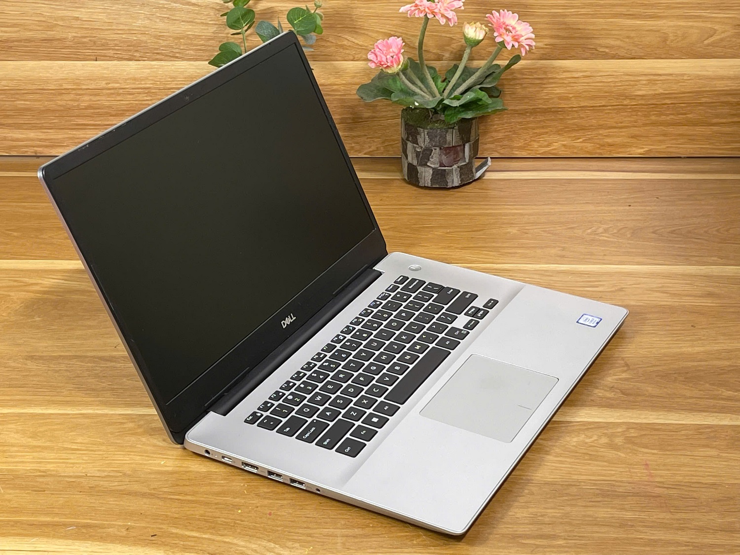 Dell inspiron 5580: I5-8265U| 8GB| 256GB| MX130 |15.6 FHD Máy đẹp Likenew