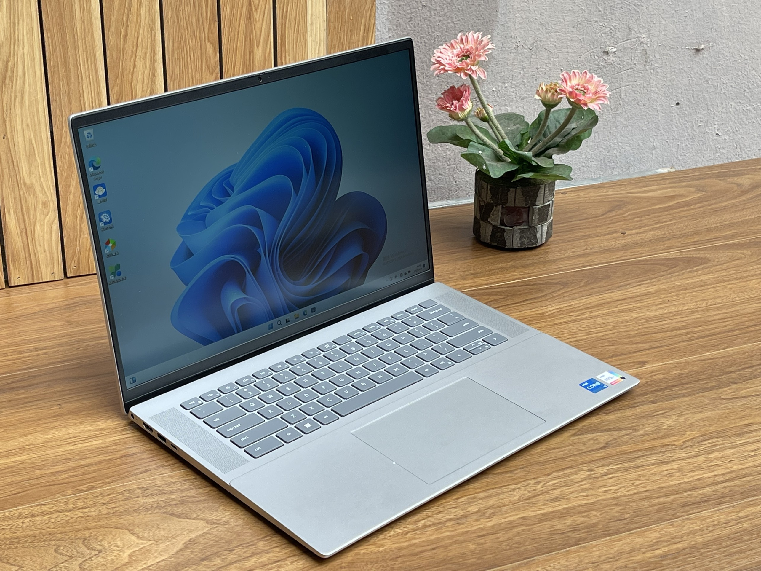 Dell Inspiron 5620: i5-1240P| 16GB| 512GB| MX570| 16 FHD+ Máy đẹp Likenew