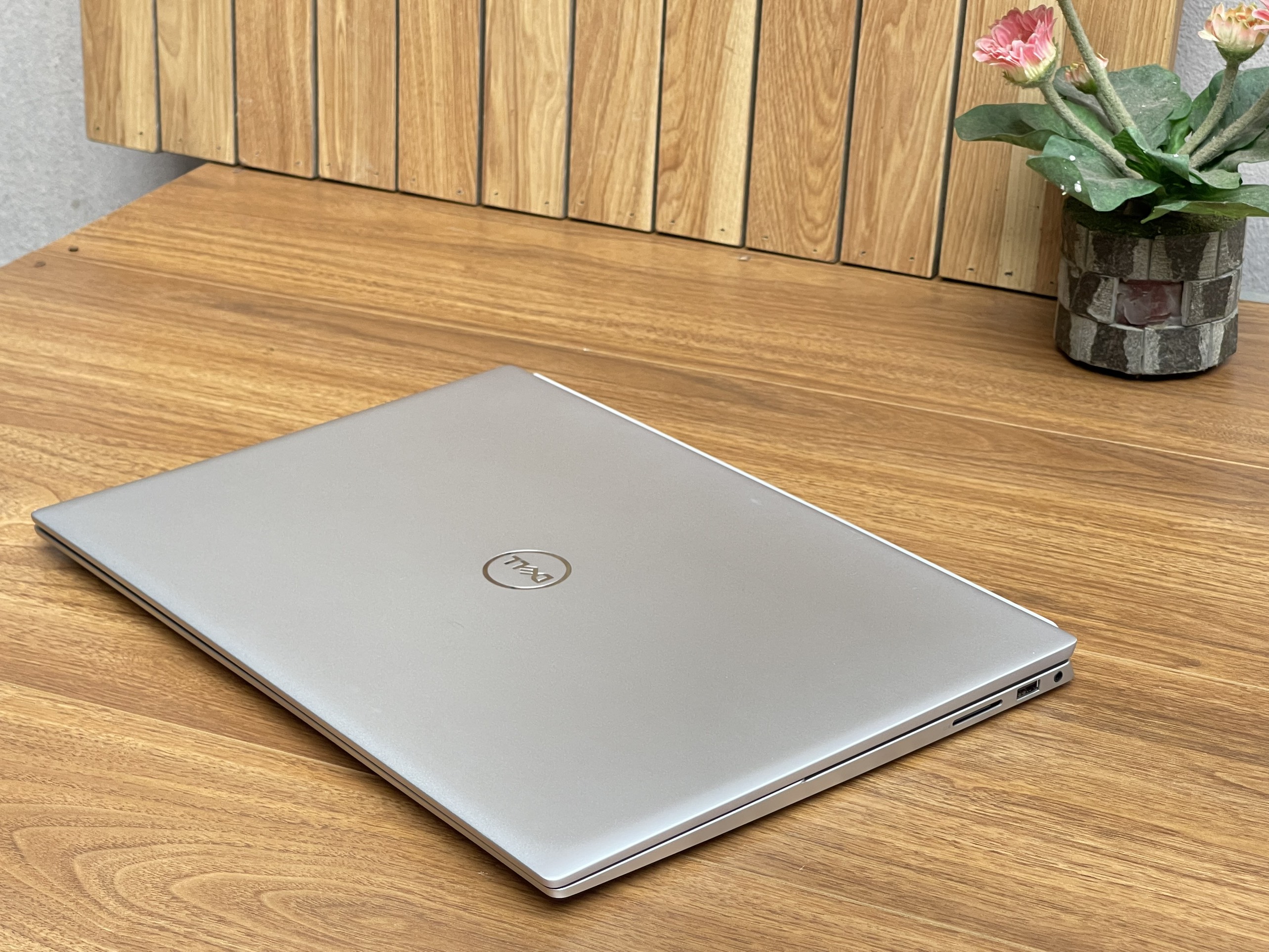 Dell Inspiron 5620: i5-1240P| 16GB| 512GB| MX570| 16 FHD+ Máy đẹp Likenew