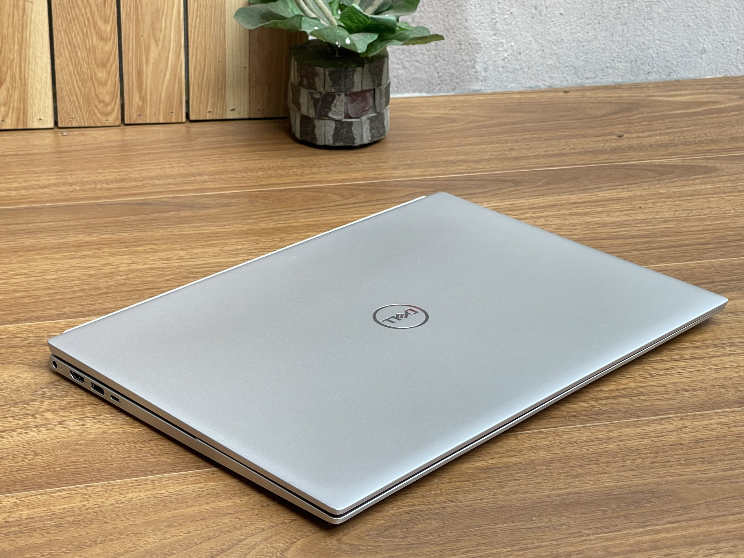 Dell Inspiron 5620: i5-1240P| 16GB| 512GB| MX570| 16 FHD+ Máy đẹp Likenew
