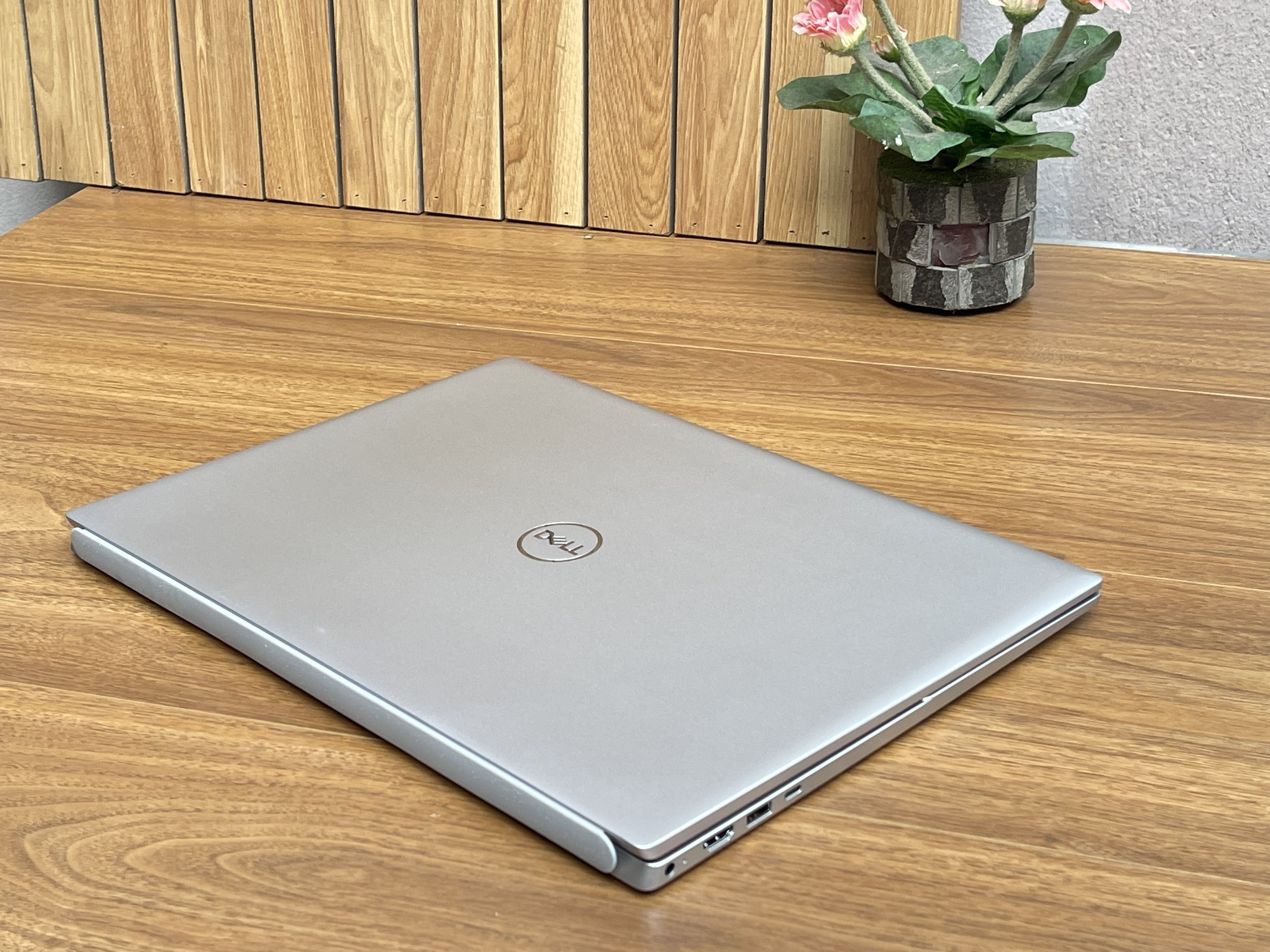 Dell Inspiron 5620: i5-1240P| 16GB| 512GB| MX570| 16 FHD+ Máy đẹp Likenew