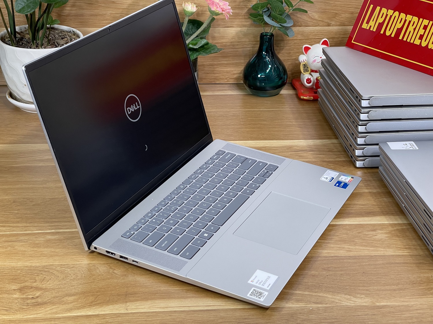 Dell Inspiron 5620: I5-1240P| 16GB| 512GB| 16.1 FHD+ Máy đẹp Likenew