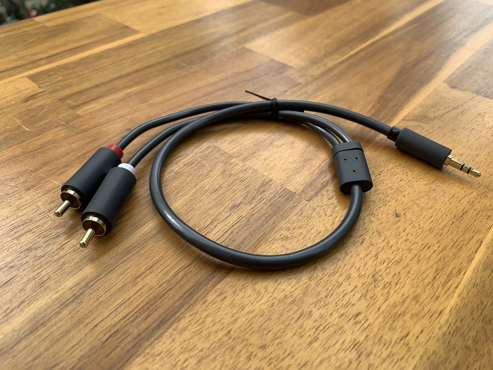 new - Cáp Audio 3.5mm Male To 2RCA Male dài 0.5m AV102 UGREEN 40423